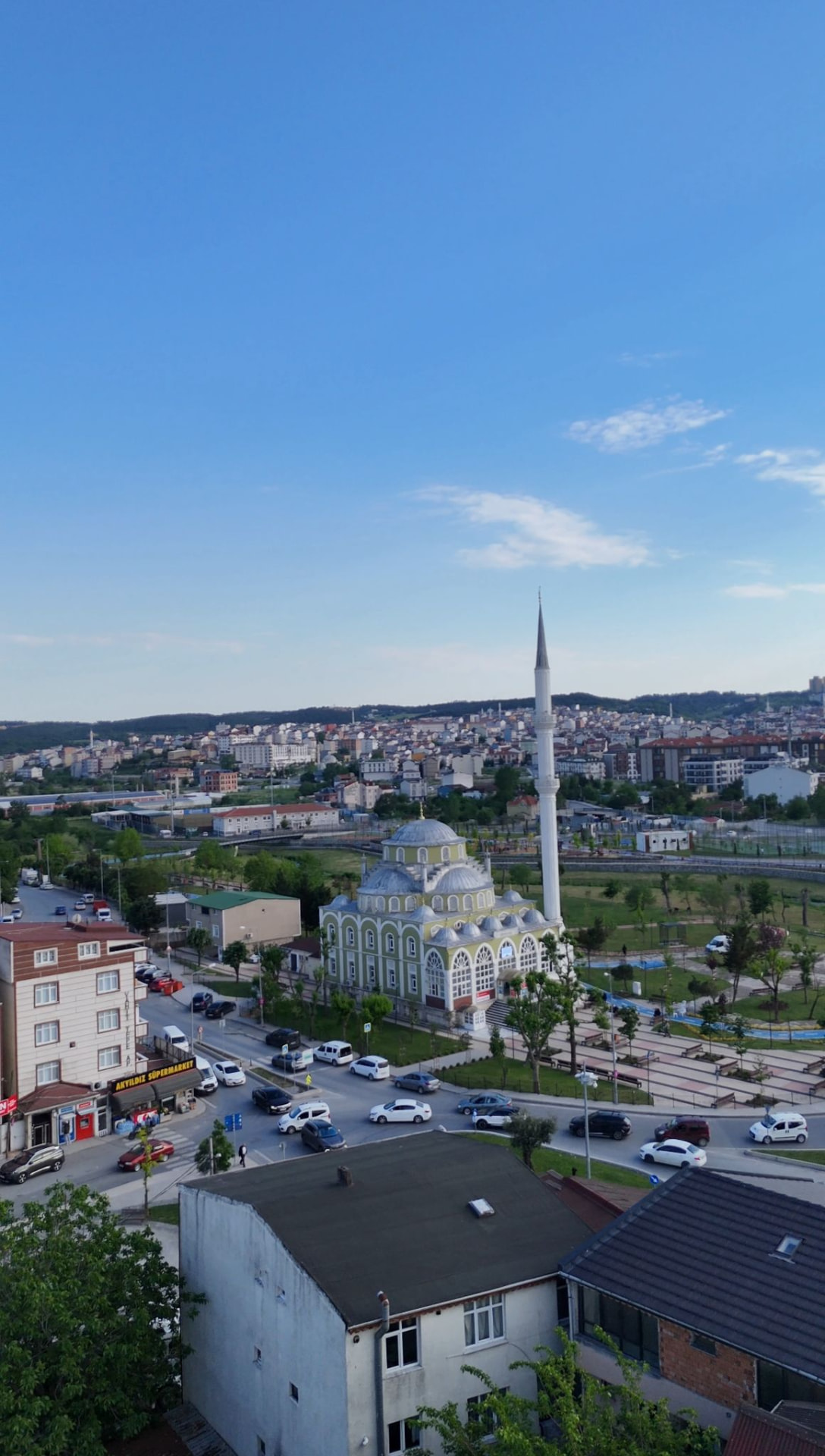 Bolluca Merkez Camii'nin dış cephesi ve minaresi