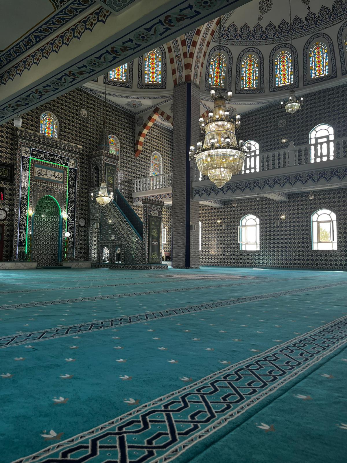 Cami içindeki avize ve tavan işlemeleri