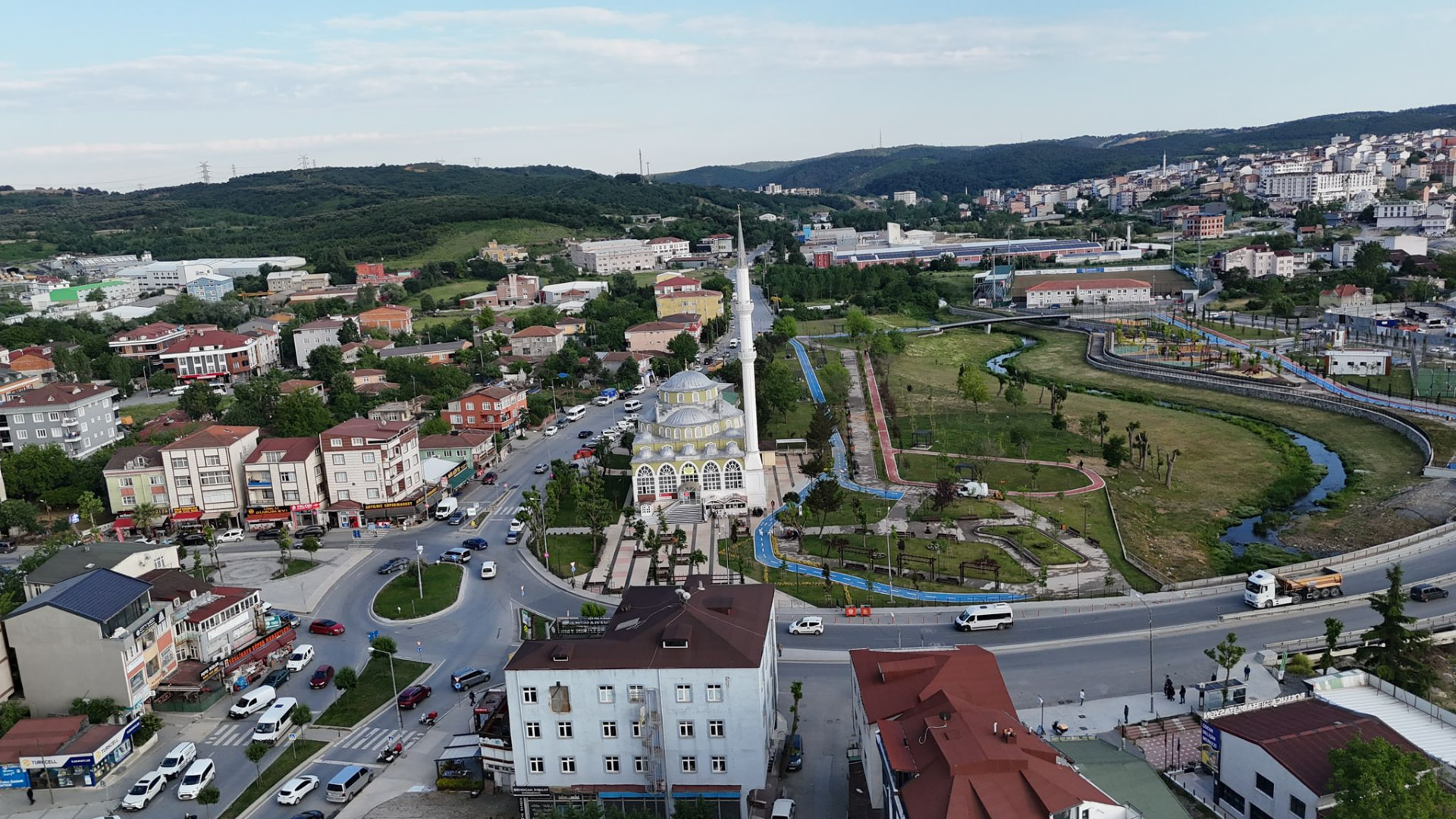 Cami ve çevresindeki park alanının havadan görünümü